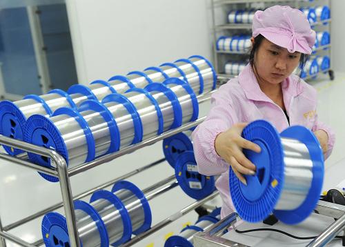 江蘇通鼎光電纜有限公司的工人在檢測(cè)光纖質(zhì)量(11月17日攝)。 全國(guó)通信光纜生產(chǎn)密集區(qū)和國(guó)家火炬計(jì)劃光電纜產(chǎn)業(yè)基地江蘇省吳江市近年積極實(shí)施光電纜產(chǎn)業(yè)調(diào)整振興計(jì)劃,通過(guò)加大科技投入、加快人才引進(jìn)、加深產(chǎn)學(xué)研聯(lián)合和延伸產(chǎn)業(yè)鏈等舉措,優(yōu)化產(chǎn)業(yè)結(jié)構(gòu)、加快技術(shù)進(jìn)步、做大產(chǎn)業(yè)集群。目前,該市已擁有36家光電纜生產(chǎn)企業(yè),通信電纜和光纜的產(chǎn)量分別占全國(guó)的1/5和1/4以上。同時(shí),吳江光電纜龍頭企業(yè)之一的亨通集團(tuán)自主研發(fā)的光纖預(yù)制棒生產(chǎn)技術(shù)打破了國(guó)際壟斷,并開(kāi)始逐步產(chǎn)業(yè)化。到2012年,吳江光電纜產(chǎn)業(yè)產(chǎn)值將突破300億元。 新華社記者 陳琪攝