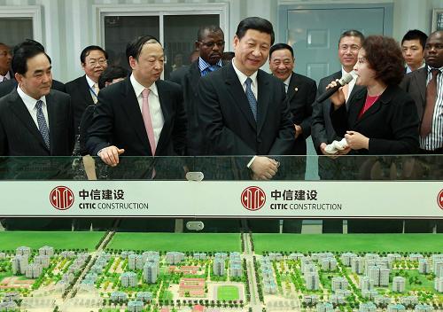 習(xí)近平參觀中信建設(shè)承建的安哥拉安居住宅項目 11月20日,中國國家副主席習(xí)近平參觀中信建設(shè)有限責(zé)任公司在安哥拉承建的羅安達省基蘭巴基阿希市安居住宅項目。 新華社記者 龐興雷 攝