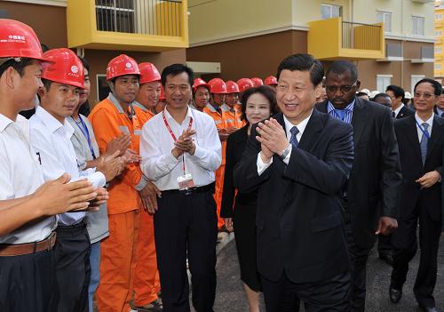 這是習(xí)近平慰問工程建設(shè)者。 新華社記者 黃敬文 攝