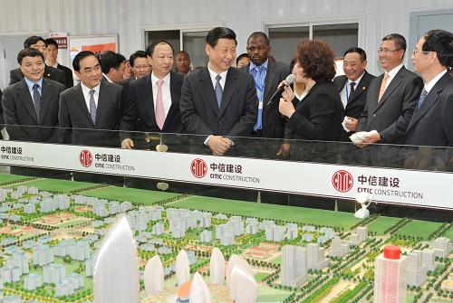 11月20日,中國國家副主席習(xí)近平參觀中信建設(shè)有限責(zé)任公司在安哥拉承建的羅安達省基蘭巴基阿希市安居住宅項目。 新華社記者 黃敬文 攝