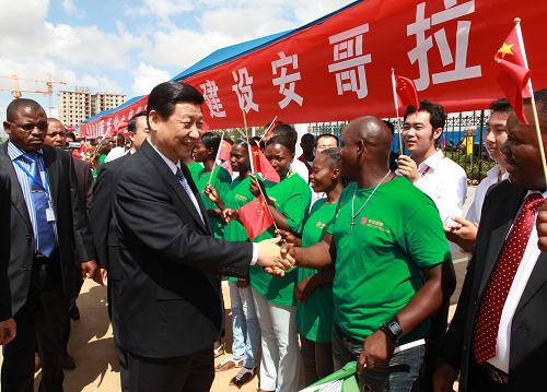 這是習(xí)近平與安哥拉工人握手。 新華社記者 龐興雷 攝