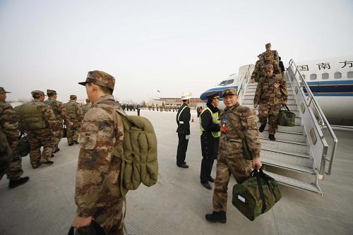 新疆軍區(qū)2010年首批新老兵空運(yùn)工作拉開帷幕 12月5日,新兵抵達(dá)新疆和田機(jī)場(chǎng)。 當(dāng)日,從甘肅、安徽等地入伍的400余名新兵乘坐南航班機(jī)從烏魯木齊飛往和田。同時(shí),駐守在帕米爾高原和阿里防區(qū)的復(fù)員老兵乘南航班機(jī)返回烏魯木齊市,并經(jīng)鐵路分流送回兵源地。這是新疆軍區(qū)連續(xù)第21年開展航空運(yùn)送新老兵工作。 新華社記者 李翔 攝