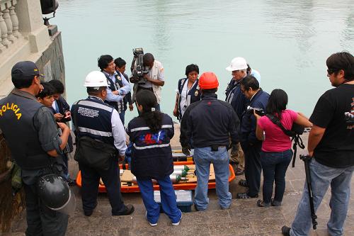 秘魯救援傾覆漁船 被困中國船員3人生還 12月8日,在秘魯卡亞俄水域附近,秘魯搜救人員準備趕往中國煙臺海洋漁業(yè)公司“富源三號”漁船傾覆地點實施救援。 經(jīng)過近20個小時的緊張營救,4名被困在傾覆漁船中的中國船員中3人已于8日下午在秘魯卡亞俄水域平安脫險。 新華社發(fā)(路易斯·卡瑪楚攝)