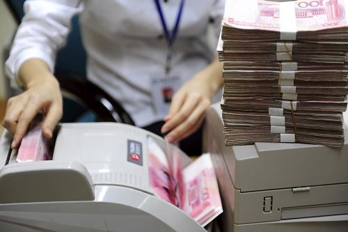 12月10日,海南省瓊海市一家銀行的工作人員在清點(diǎn)人民幣。 中國人民銀行10日晚間發(fā)布消息,決定從2010年12月20日起,上調(diào)存款類金融機(jī)構(gòu)人民幣存款準(zhǔn)備金率0.5個(gè)百分點(diǎn)。這是央行今年以來第六次上調(diào)存款準(zhǔn)備金率,也是在一個(gè)月內(nèi)第三次宣布上調(diào)存款準(zhǔn)備金率。如果不考慮此前針對(duì)部分銀行的差別上調(diào),此次上調(diào)之后,金融機(jī)構(gòu)存款準(zhǔn)備金率已高達(dá)18.5%的歷史高位。 新華社發(fā)(蒙鐘德 攝)