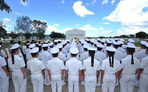3月28日,正在坦桑尼亞訪問(wèn)的中國(guó)海軍第七批護(hù)航編隊(duì)部分官兵,來(lái)到坦首都達(dá)累斯薩拉姆市郊的中國(guó)專家公墓舉行悼念活動(dòng),憑吊安息在這里的69名在中坦經(jīng)濟(jì)交往中獻(xiàn)出生命的中國(guó)專家、技術(shù)人員和工人。 新華社記者范軍威攝