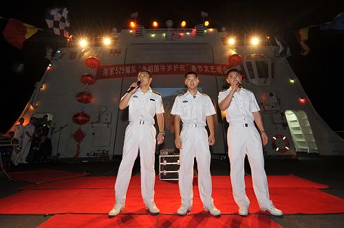 2月12日,正在亞丁灣海域執(zhí)行護(hù)航任務(wù)的中國海軍護(hù)航編隊(duì)官兵在“為祖國守歲護(hù)航”文藝晚會(huì)上演唱歌曲《當(dāng)兵的歷史》。當(dāng)日,正在亞丁灣海域執(zhí)行護(hù)航任務(wù)的中國海軍護(hù)航編隊(duì)官兵歡慶中國傳統(tǒng)新春佳節(jié)。新華社記者 楊志剛 攝