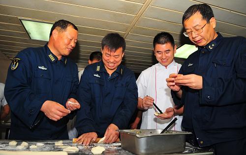 2月12日,正在亞丁灣海域執(zhí)行護(hù)航任務(wù)的中國海軍護(hù)航編隊(duì)官兵包餃子。當(dāng)日,正在亞丁灣海域執(zhí)行護(hù)航任務(wù)的中國海軍護(hù)航編隊(duì)官兵歡慶中國傳統(tǒng)新春佳節(jié)。新華社記者 楊志剛 攝