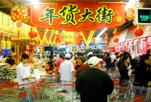 2月13日,??谑忻裨谫?gòu)買年貨。春節(jié)期間海南市場(chǎng)貨源充足,全省投放商品貨值達(dá)70億元、10萬(wàn)多個(gè)品種,可滿足城鄉(xiāng)居民以及外地游客消費(fèi)需求。新華社記者 趙穎全 攝