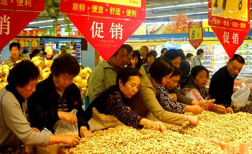 2月13日,??谑忻裨谫?gòu)買(mǎi)年貨。春節(jié)期間海南市場(chǎng)貨源充足,全省投放商品貨值達(dá)70億元、10萬(wàn)多個(gè)品種,可滿足城鄉(xiāng)居民以及外地游客消費(fèi)需求。新華社記者 趙穎全 攝