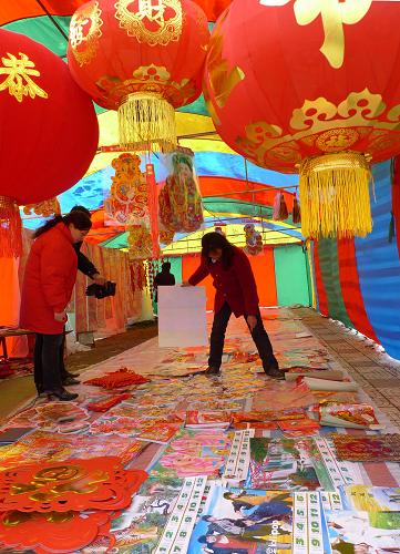 2月12日,市民在江蘇省大豐市街頭挑選節(jié)慶飾品。農(nóng)歷虎年春節(jié)臨近,大豐市街頭市場的春聯(lián)、燈籠等節(jié)日飾品銷售紅火。新華社發(fā)(周古凱 攝)