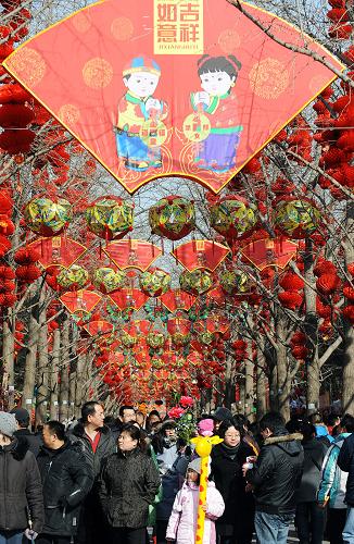 2月13日,游客在參觀地壇廟會(huì)。當(dāng)日,北京各大公園舉辦的新春廟會(huì)活動(dòng)陸續(xù)拉開帷幕。這些形式各異、精彩紛呈的廟會(huì)將在節(jié)日期間為首都市民以及國(guó)內(nèi)外游客送上精彩的新春文化大餐。新華社記者 張旭 攝