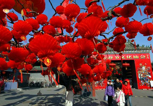 2月13日,游客在地壇廟會(huì)參觀。當(dāng)日,北京各大公園舉辦的新春廟會(huì)活動(dòng)陸續(xù)拉開帷幕。這些形式各異、精彩紛呈的廟會(huì)將在節(jié)日期間為首都市民以及國(guó)內(nèi)外游客送上精彩的新春文化大餐。新華社記者 公磊 攝