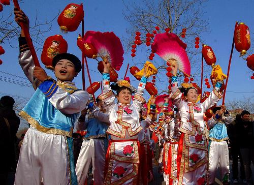 2月13日,演員在龍?zhí)稄R會(huì)上進(jìn)行民俗表演。當(dāng)日,北京各大公園舉辦的新春廟會(huì)活動(dòng)陸續(xù)拉開帷幕。這些形式各異、精彩紛呈的廟會(huì)將在節(jié)日期間為首都市民以及國(guó)內(nèi)外游客送上精彩的新春文化大餐。新華社記者 公磊 攝