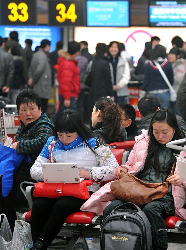 2月13日,旅客們在鄭州機場候機大廳內等候登機通知。鄭州機場從2月11日上午恢復通航后,連續(xù)通宵飛行357個航班,因大雪延誤的3萬多名旅客目前已全部安全到達目的地,鄭州機場航班起降情況正常,旅客情緒穩(wěn)定,春運工作平穩(wěn)有序。新華社記者 王頌 攝