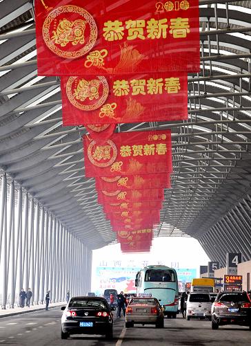 2月13日,鄭州機場航站樓前汽車已恢復暢通。鄭州機場從2月11日上午恢復通航后,連續(xù)通宵飛行357個航班,因大雪延誤的3萬多名旅客目前已全部安全到達目的地,鄭州機場航班起降情況正常,旅客情緒穩(wěn)定,春運工作平穩(wěn)有序。新華社記者 王頌 攝
