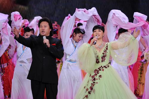 中央電視臺2010年春節(jié)聯(lián)歡晚會將于2月13日20時通過中央電視臺第一、四、七、九套節(jié)目和高清綜合頻道以及中國網(wǎng)絡電視臺向全球同步直播。這是歌曲《走向復興》的彩排照片。新華社發(fā)