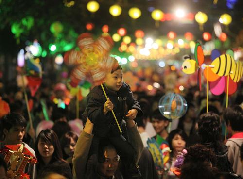 2月11日晚,廣州市民逛年宵花市。新華社發(fā)(譚慶駒 攝)