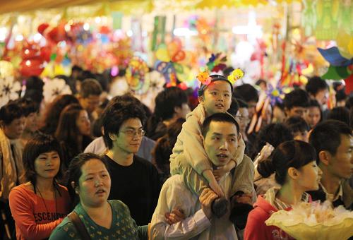 2月11日晚,廣州市民逛年宵花市。新華社發(fā)(譚慶駒 攝)