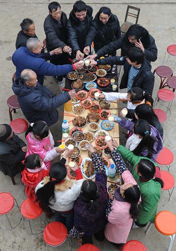 2月13日,幾個(gè)地震移民家庭在邛崍市南寶山永久安置點(diǎn)一起吃團(tuán)圓飯,迎接在永久安置點(diǎn)的首個(gè)春節(jié)。當(dāng)日,四川省青川、汶川因?yàn)?zāi)失地群眾在該省邛崍市南寶山永久安置點(diǎn)迎來首個(gè)春節(jié)。安置點(diǎn)里,羌紅、春聯(lián)、大紅燈籠和彩旗烘托出濃濃年味,羌、漢群眾在一起舞獅子、放鞭炮、吃團(tuán)圓飯,歡度在新家園的首個(gè)春節(jié)。邛崍市是汶川地震后四川省唯一跨市州異地安置點(diǎn),共接收汶川和青川兩地因?yàn)?zāi)失地群眾285戶、1202人。新華社記者 陳燮 攝