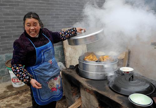 2月13日,在邛崍市南寶山永久安置點(diǎn),一位來自青川的老人正在做團(tuán)圓飯。新華社記者 陳燮 攝