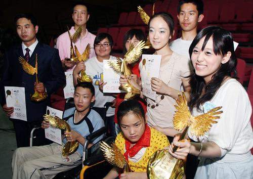 5月17日,在天津青少年活動(dòng)中心,十佳“自強(qiáng)青少年”獲獎(jiǎng)?wù)咴陬C獎(jiǎng)活動(dòng)后合影。當(dāng)晚, 天津市第二屆十佳“自強(qiáng)青少年”、“助殘愛心大使”評(píng)選活動(dòng)頒獎(jiǎng)晚會(huì)在這里舉行。據(jù)介紹,評(píng)選活動(dòng)今年3月啟動(dòng)后共推薦出十佳“自強(qiáng)青少年”、“助殘愛心大使”候選人120多名,經(jīng)評(píng)委會(huì)嚴(yán)格評(píng)選和網(wǎng)絡(luò)投票,最終產(chǎn)生十佳“自強(qiáng)青少年”10名、“自強(qiáng)青少年”提名獎(jiǎng)10名和“助殘愛心大使”10名。新華社記者 劉海峰 攝