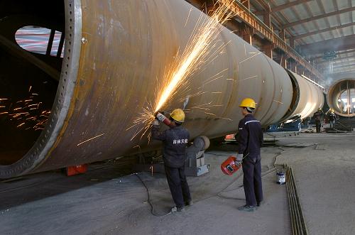 吉林天能電力工程機(jī)械有限公司的工人正在焊接風(fēng)電塔筒(5月18日攝)。新華社記者 齊海山 攝
