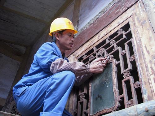 5月19日,工人在修繕遵義會(huì)議會(huì)址主樓建筑物。國(guó)家重點(diǎn)文物保護(hù)單位遵義會(huì)議會(huì)址主樓修繕工程近日全面啟動(dòng),預(yù)計(jì)將于今年8月31日完工。據(jù)介紹,這是遵義會(huì)議會(huì)址主樓45年來(lái)首次全面維修。維修期間,遵義會(huì)議陳列館、紅軍總政治部舊址、中華蘇維埃銀行舊址、警備司令部舊址等仍正常免費(fèi)開(kāi)放。新華社發(fā)(張紹明 攝)