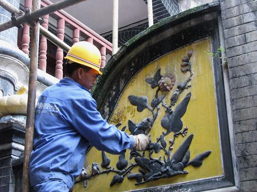 5月19日,工人在修繕遵義會(huì)議會(huì)址主樓建筑物。新華社發(fā)(張紹明 攝)