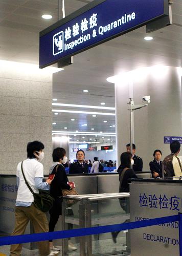 在上海浦東國際機(jī)場,旅客在通過檢驗(yàn)檢疫關(guān)口(攝于4月29日)。衛(wèi)生部5月24日通報(bào),當(dāng)天衛(wèi)生部接到上海市衛(wèi)生局報(bào)告,上海市浦東新區(qū)傳染病醫(yī)院收治了1例發(fā)熱病例,根據(jù)臨床表現(xiàn)、流行病學(xué)調(diào)查和實(shí)驗(yàn)室檢驗(yàn)結(jié)果,初步診斷為甲型H1N1流感疑似病例。該患者為男性,30歲,中國籍,目前就職于澳大利亞某公司。患者于墨爾本時間5月23日9時55分乘坐CA178航班由墨爾本回國,5月23日18時40分抵達(dá)上海浦東國際機(jī)場。入境時測體溫38.8℃,即被機(jī)場檢驗(yàn)檢疫人員送往醫(yī)院隔離治療。該患者31名密切接觸者已實(shí)施定點(diǎn)醫(yī)學(xué)觀察。目前,患者標(biāo)本已被送往中國疾病預(yù)防控制中心進(jìn)行實(shí)驗(yàn)室復(fù)核確認(rèn)檢測。新華社記者 劉穎 攝