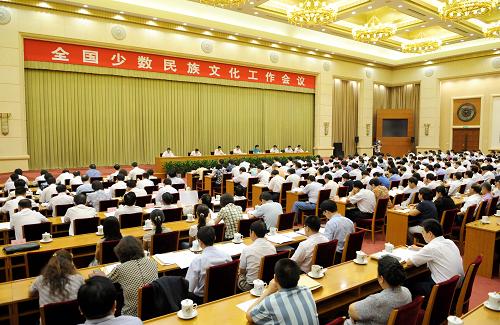 6月12日至13日,國(guó)務(wù)院在北京召開(kāi)全國(guó)少數(shù)民族文化工作會(huì)議。中共中央政治局委員、國(guó)務(wù)院副總理回良玉,中共中央政治局委員、國(guó)務(wù)委員劉延?xùn)|出席會(huì)議并作重要講話。新華社記者 馬占成 攝