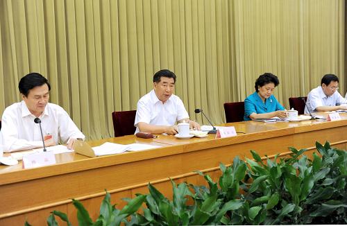 6月12日至13日,國(guó)務(wù)院在北京召開(kāi)全國(guó)少數(shù)民族文化工作會(huì)議。中共中央政治局委員、國(guó)務(wù)院副總理回良玉,中共中央政治局委員、國(guó)務(wù)委員劉延?xùn)|出席會(huì)議并作重要講話。新華社記者 馬占成 攝