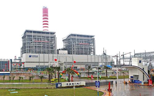 6月14日拍攝的華能海門電廠外景。當日,位于廣東汕頭的廣東首臺百萬千瓦超超臨界節(jié)能環(huán)保型機組——華能海門電廠1號機組成功并入南方電網(wǎng)。據(jù)介紹,這一百萬千瓦機組也是全國首個脫硫、脫硝工程與主體工程同步建設(shè)、同步投運的電力建設(shè)項目,是世界首例采用海水脫硫的百萬千瓦機組,污水處理率達100%。 新華社發(fā)(馬卡 攝)