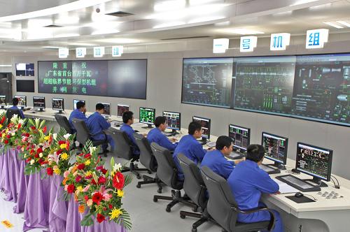 6月14日,華能海門電廠技術(shù)人員在總控室監(jiān)控發(fā)電機組運行情況。新華社發(fā)(馬卡 攝)