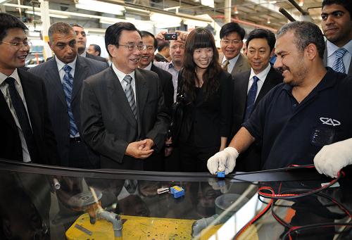 賀國強在埃及考察奇瑞汽車組裝線。6月13日,中共中央政治局常委、中央紀委書記賀國強在開羅艾布·福圖赫集團考察奇瑞汽車組裝線。這是賀國強與當?shù)毓と私徽?。新華社記者 劉建生 攝
