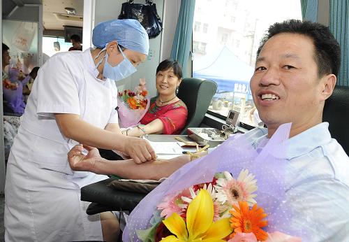6月14日,安徽滁城下崗職工馮華夫婦在街頭采血點(diǎn)獻(xiàn)血,他們已經(jīng)連續(xù)五年堅(jiān)持無(wú)償獻(xiàn)血。當(dāng)日是世界獻(xiàn)血者日,全國(guó)各地群眾紛紛涌入街頭采血點(diǎn)等地參加無(wú)償獻(xiàn)血活動(dòng),奉獻(xiàn)愛(ài)心。新華社發(fā)(王家國(guó) 攝)