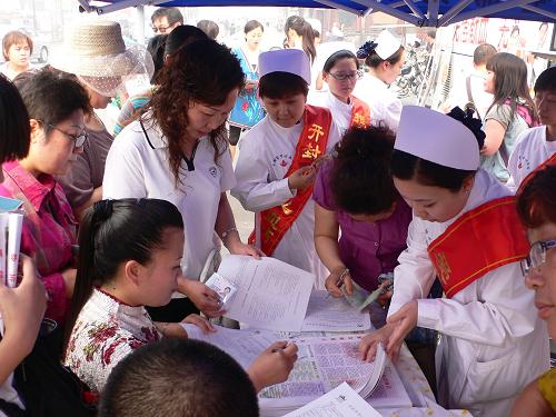6月14日,河南開(kāi)封市民在開(kāi)封鼓樓廣場(chǎng)的采血點(diǎn)踴躍報(bào)名參加無(wú)償獻(xiàn)血。新華社發(fā)(李俊生 攝)