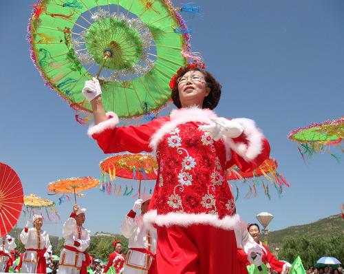 6月20日,陜西延安中老年“迎國(guó)慶講文明樹(shù)新風(fēng)”陜北秧歌匯演活動(dòng)在延安市文化藝術(shù)中心廣場(chǎng)舉行。延安市的11支藝術(shù)團(tuán)體參加了匯演。新華社發(fā)(祁小軍 攝)