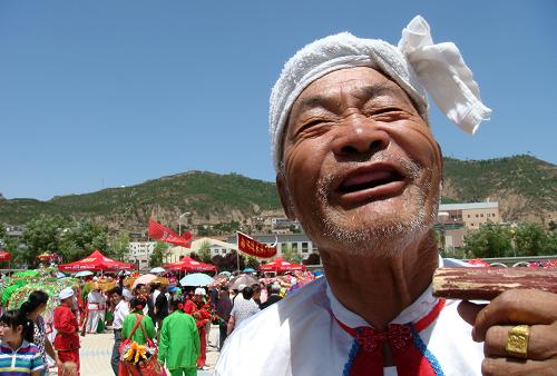 6月20日,陜西延安中老年“迎國(guó)慶講文明樹(shù)新風(fēng)”陜北秧歌匯演活動(dòng)在延安市文化藝術(shù)中心廣場(chǎng)舉行,一位老人在抬轎子時(shí)唱起陜北民歌。延安市的11支藝術(shù)團(tuán)體參加了匯演。新華社發(fā)(祁小軍 攝)
