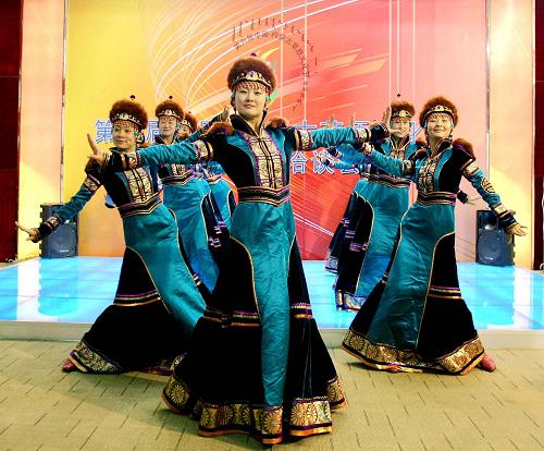 7月10日,演員在優(yōu)秀劇節(jié)目交易洽談會(huì)上表演蒙古族舞蹈。新華社發(fā)(鄭煥松攝)