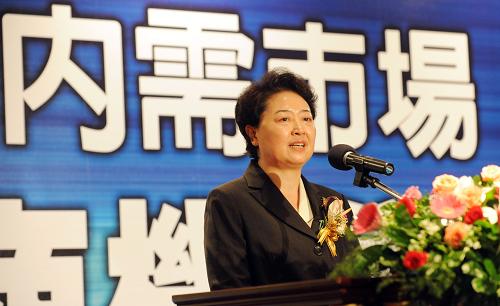 7月13日,海峽兩岸經(jīng)貿(mào)交流協(xié)會(huì)理事門曉偉在臺(tái)北舉行的“爭取大陸擴(kuò)大內(nèi)需市場商機(jī)說明會(huì)”上致辭。 當(dāng)日,由大陸海峽兩岸經(jīng)貿(mào)交流協(xié)會(huì)組織的“兩岸經(jīng)貿(mào)促進(jìn)考察團(tuán)”第二團(tuán)在臺(tái)北國際會(huì)議中心舉辦“爭取大陸擴(kuò)大內(nèi)需市場商機(jī)說明會(huì)”。同日舉辦的一對一洽談會(huì)也吸引了眾多臺(tái)灣廠商熱烈報(bào)名。第二團(tuán)成員主要是大型百貨公司、連鎖超市和流通業(yè)者,將先后在臺(tái)北、臺(tái)南舉辦采購洽談會(huì),采購重點(diǎn)是臺(tái)灣特色食品、水果、日用品、工藝品等消費(fèi)性產(chǎn)品。新華社發(fā)(吳景騰 攝)