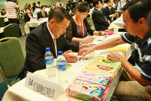 7月13日,“兩岸經(jīng)貿(mào)促進(jìn)考察團(tuán)”第二團(tuán)采購洽談會(huì)吸引了臺(tái)灣廠商參加。新華社發(fā)(吳景騰 攝)