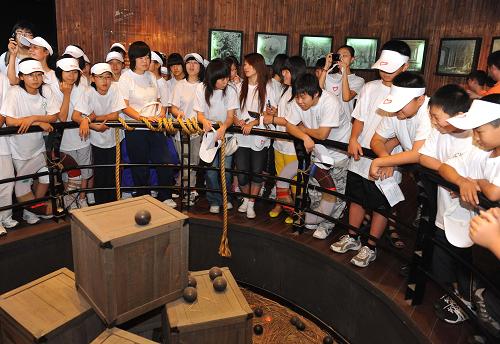 7月14日,來自北京各區(qū)縣的青少年學(xué)生在北京市禁毒教育基地參觀展覽。新華社記者 羅曉光 攝
