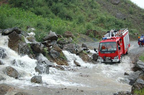 城口縣消防大隊的消防車涉水奔赴搶險地點(7月11日攝)。新華社 發(fā)(陳顯斌 攝)