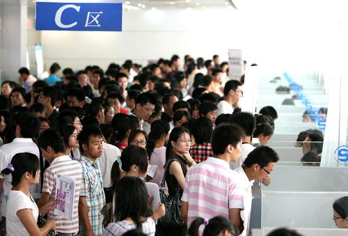 7月14日,蘇州市2009年夏季高校畢業(yè)生就業(yè)暨見習(xí)實習(xí)洽談會現(xiàn)場人頭攢動。當(dāng)天,蘇州市2009年夏季高校畢業(yè)生就業(yè)暨見習(xí)實習(xí)洽談會在該市人才市場拉開帷幕。此次洽談會有166家企業(yè)進(jìn)場,提供崗位(包括見習(xí)實習(xí)崗位)3300個,吸引了近萬人到場應(yīng)聘。新華社 發(fā)(杭興微 攝)
