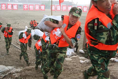 7月16日,在江蘇泰州靖江市的長(zhǎng)江西來(lái)鎮(zhèn)永濟(jì)港段,民兵進(jìn)行搶護(hù)管涌演練。新華社發(fā)(顧俊 攝)