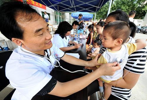 7月17日,新增兒童醫(yī)院的專家們在揭牌儀式后為患兒義診。當(dāng)日,南京市新增的4家兒童醫(yī)院同時揭牌。這4家具有較強(qiáng)醫(yī)療服務(wù)能力的兒童醫(yī)院分別位于南京城東、西、南、北四個方位,與中心地帶的南京市兒童醫(yī)院遙相對應(yīng)。由此,全市兒童專科醫(yī)院由1家增至5家,南京及周邊地區(qū)兒童看病就醫(yī)難的壓力將得到有效緩解。新華社記者 孫參 攝