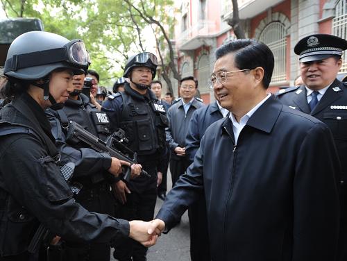 這是胡錦濤親切會(huì)見(jiàn)北京公安民警代表。新華社記者 馬占成 攝