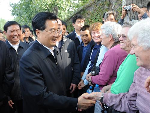 這是胡錦濤在頤和園同外國(guó)游客親切交談。新華社記者 李學(xué)仁 攝
