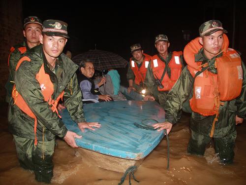 6月26日,武警官兵在福建南靖縣東坂村轉(zhuǎn)移被洪水圍困的群眾。新華社發(fā)(馬振奎 攝)