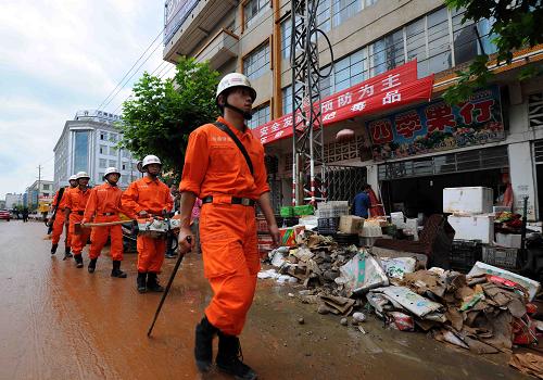 6月27日,參加搶險(xiǎn)救援的消防官兵行進(jìn)在馬龍縣城街道上。新華社記者 楊宗友 攝